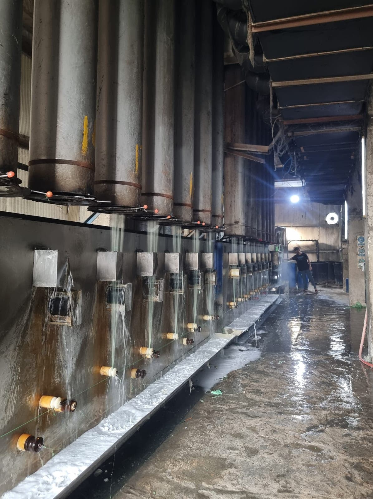 Multi-position spinneret extrusion and water quenching line