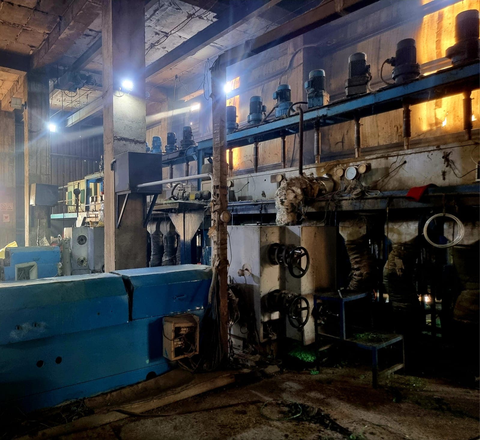 Industrial heavy melt extruder and thermocontrol drives