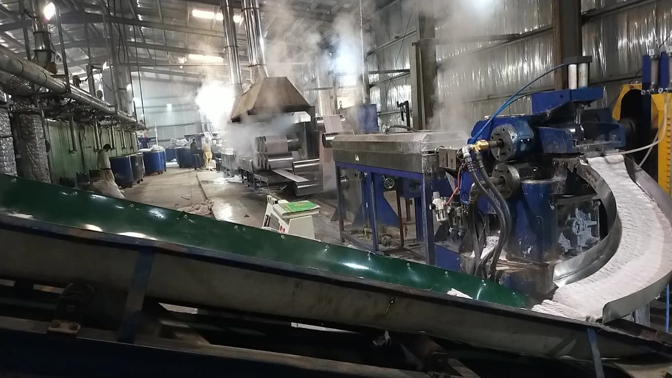 Mechanical stuffer-box crimper and tow discharge conveyor