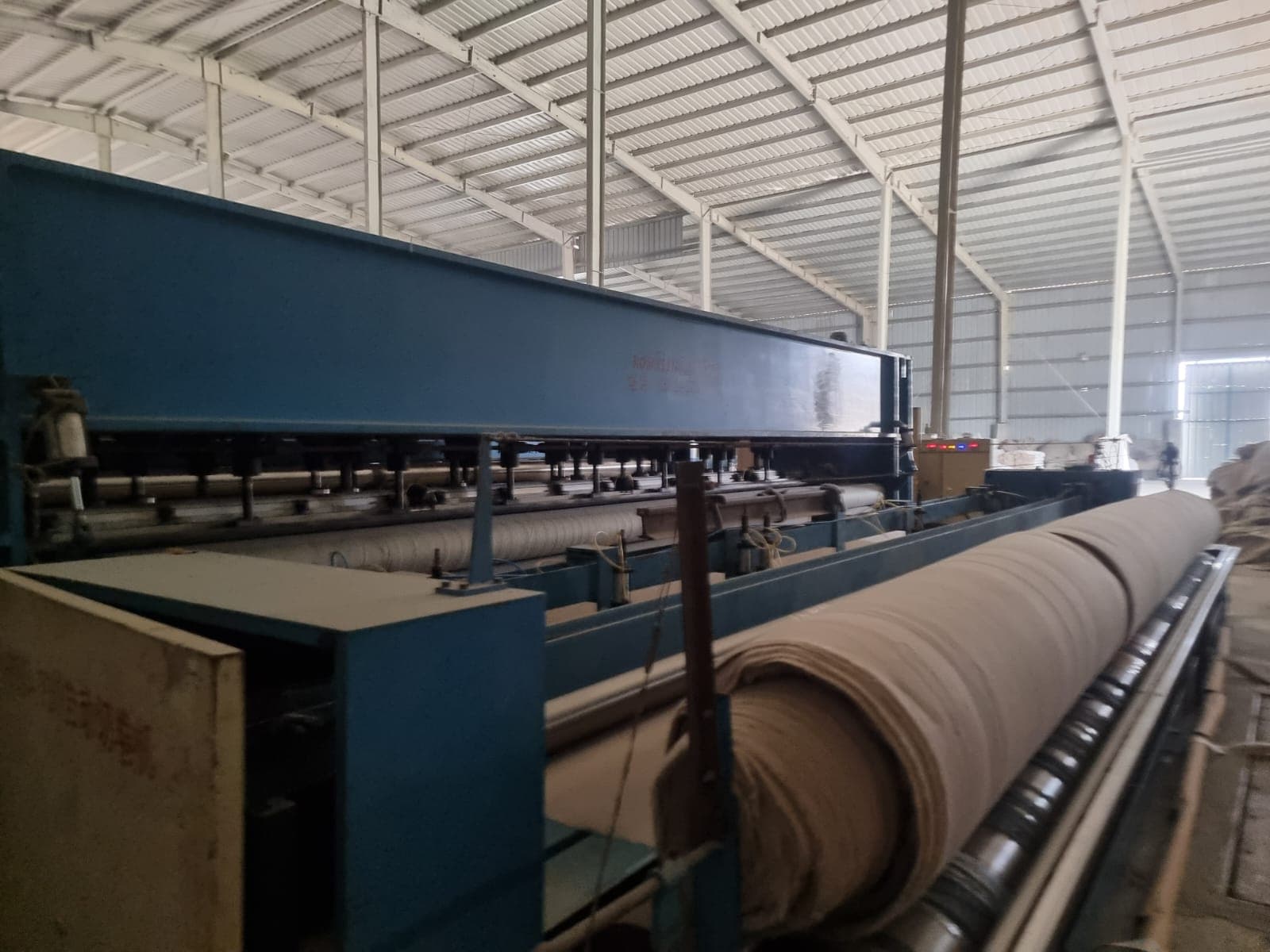 Industrial automatic roll slitter and precision winder for non-woven fabrics